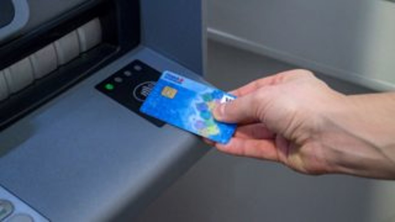 Máte účet u nejznámější banky v Česku? Už 26. ledna vám napaří astronomické poplatky. Připravte se, jdou z nás vyždímat peníze