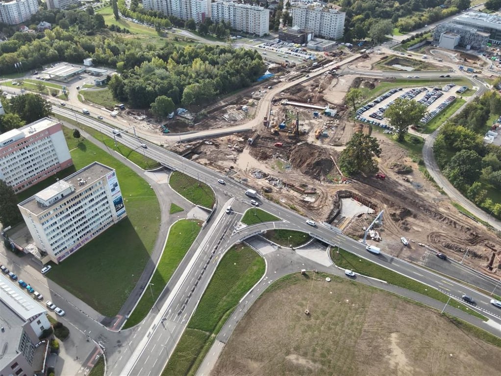 Stavaři na hradecké Miletě jedou podle plánu, pracuje se na Zborovské i podchodech