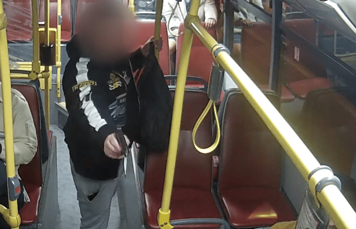 VIDEO: Policie zadržela muže, který v pražské MHD mířil zbraní na cestující