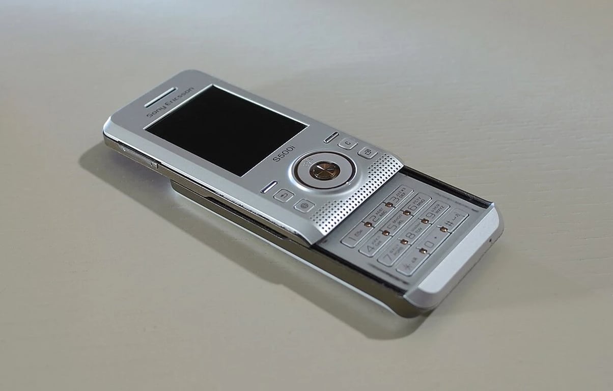Pamatujete na revoluční mobily značky Ericsson? Puknete smíchy, proč skončily v propadlišti dějin