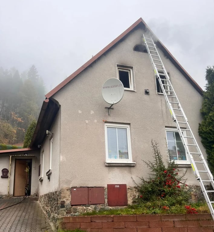 Požár rodinného domu v Žacléři si vyžádal zásah šesti jednotek hasičů
