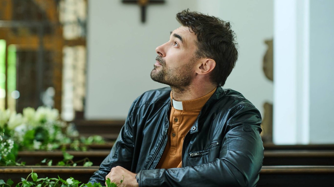 Vzpomínáte si na mladého fešáka ze Zlaté labutě? Tentokrát se představí jako kněz