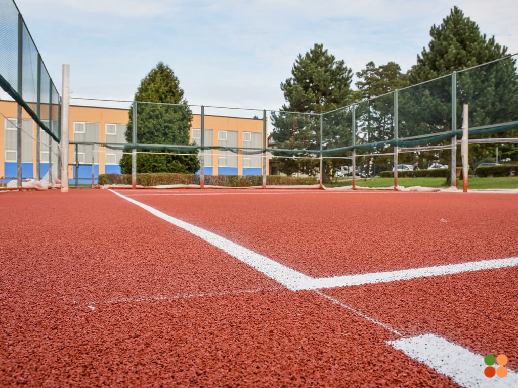 Sportoviště u hradecké základky SNP má nový povrch. Přidají se i Svinary