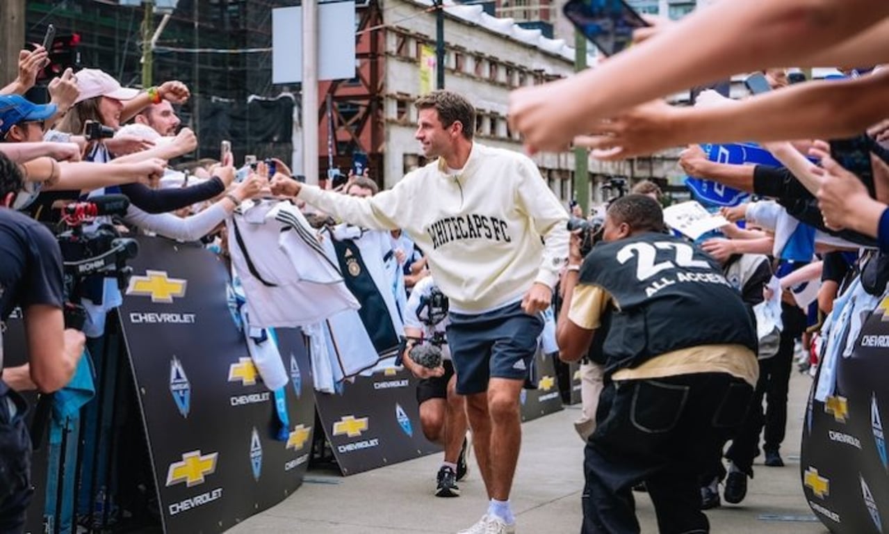 Velké premiéry fotbalových hvězd? Müllerovi neuznali trefu, Giroud pronikl do análů Lille a půl hodinu hrál za Milán už i Modrič