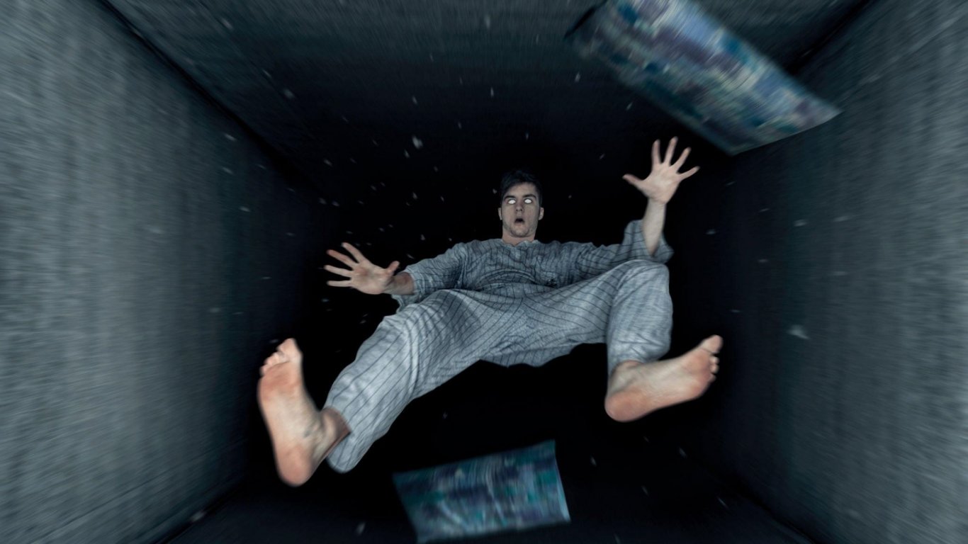 Když tělo usíná a náhle padá, není to náhoda. Za tímto okamžikem se skrývá něco podivného