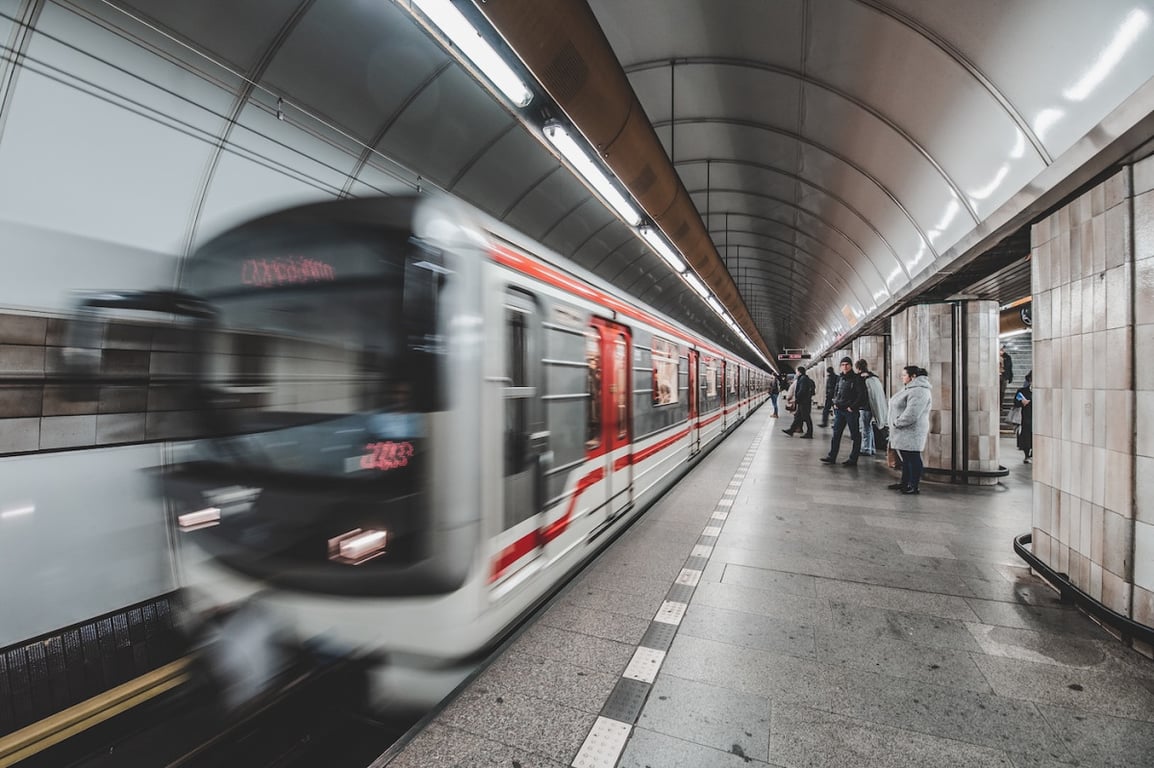 Mezi stanicemi Kačerov a Háje nejezdilo metro, vlak tam srazil člověka