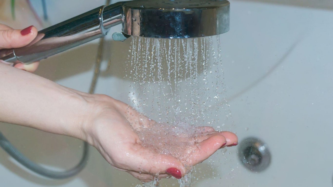 Sprchování každý den je podle odborníků obrovská chyba. Může vést k vážným zdravotním problémům, které není radno podceňovat