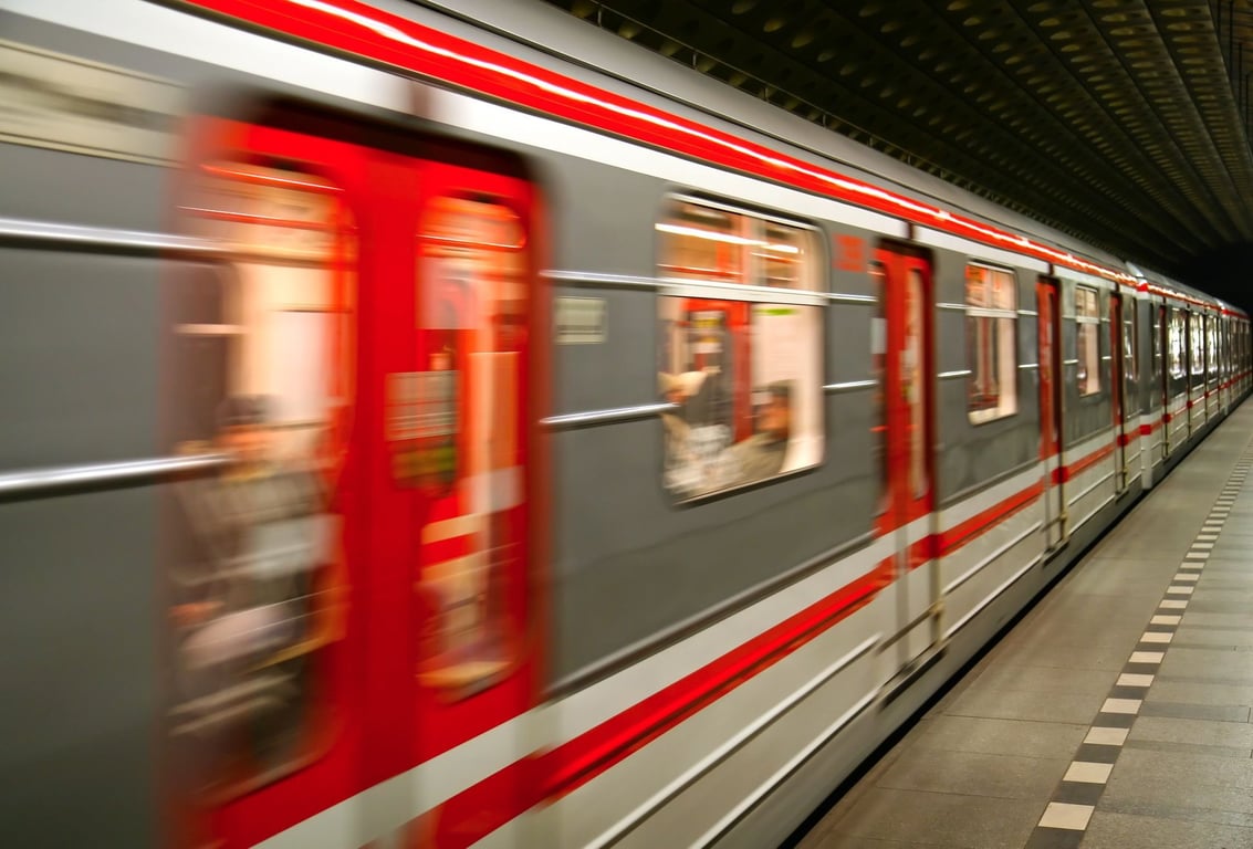 Pozor, výluka. Část metra o víkendu nejezdí, cestující musejí tramvají