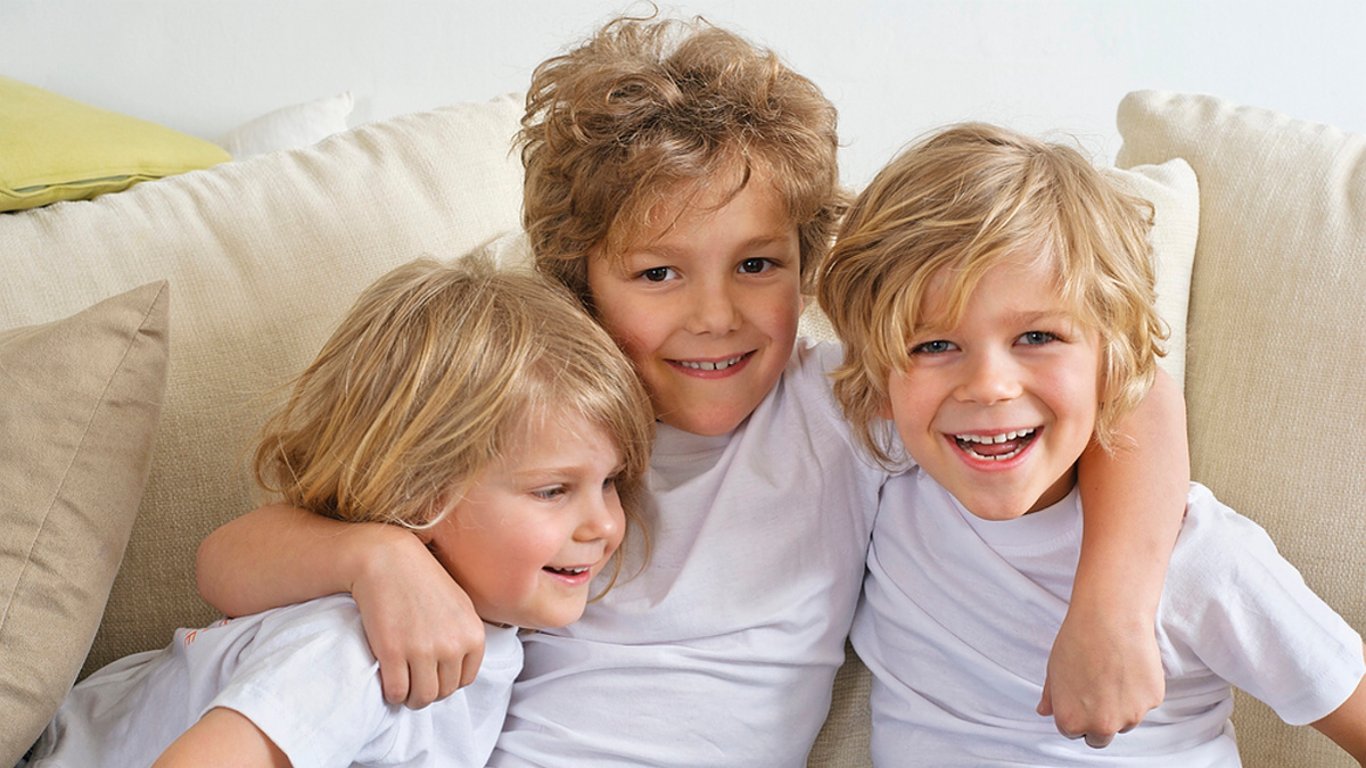 Tři malí bráškové mají jediné přání. Chtějí být adoptováni společně a jejich vzkaz dojímá tisíce lidí