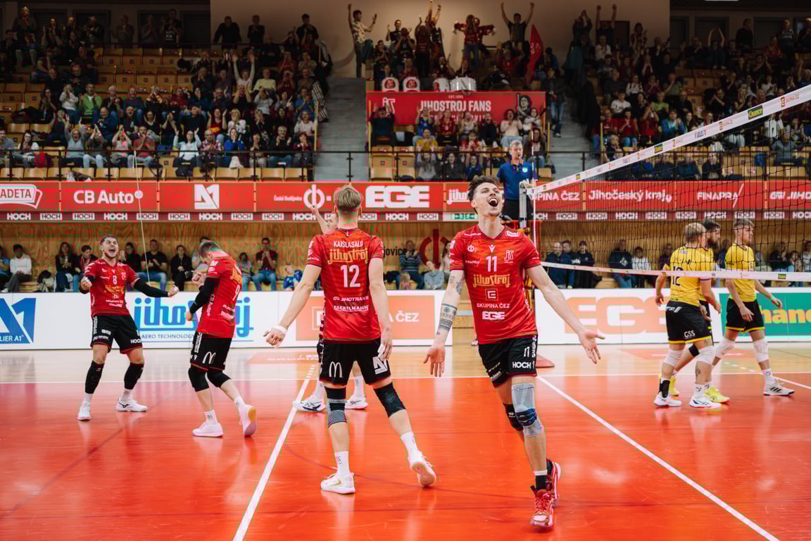 Jihostroj drtivě přejel Brno a vede ČEZ extraligu