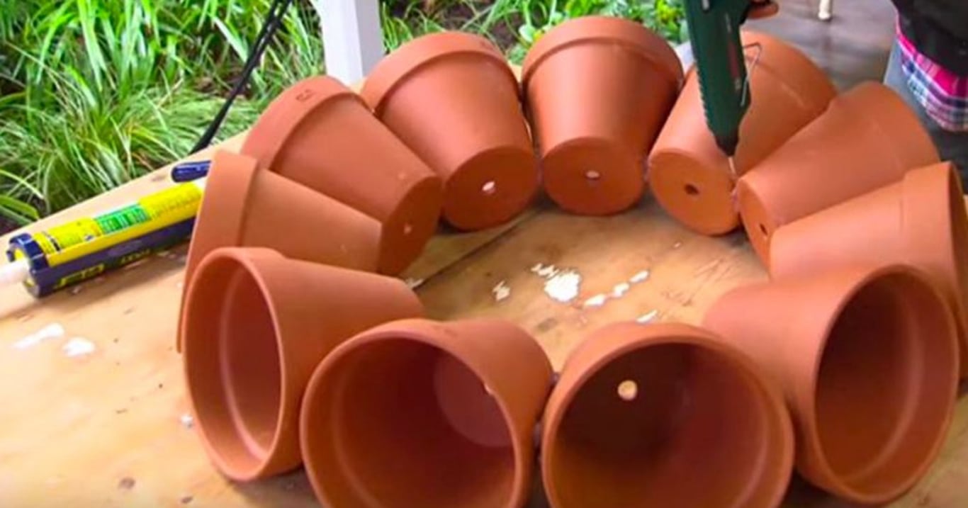 Geniální dekorace vyrobená z obyčejných květináčů. Jakmile uvidíte, budete ji chtít také