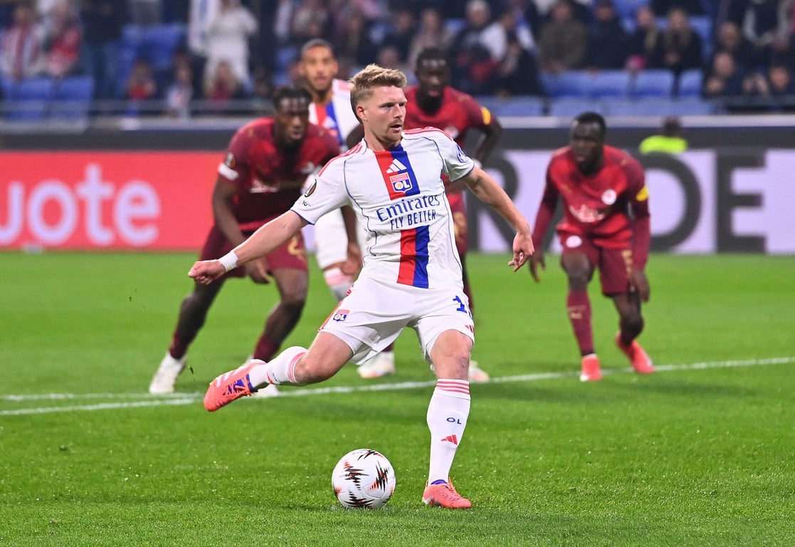 Šulc selhal při penaltě, reprezentačního parťáka v dresu Lyonu zastínil Karabec