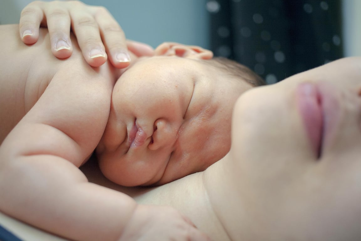 Poporodní sex: realita, obavy a cesta k intimitě