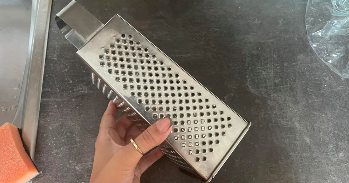 Čtvrtá strana struhadla skrývá tajemství, které málokdo zná. Odhalte, co na ní doporučují strouhat, a usnadněte si práci a ušetřete čas