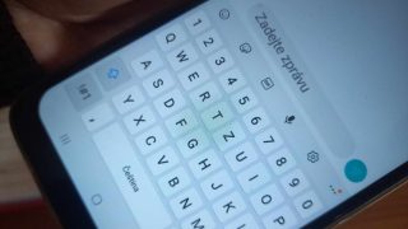 Čechům teď chodí hromadně pokuty přes SMS zprávu. Stát varuje, aby je lidé neplatili. Přijdou kvůli tomu o všechny své peníze