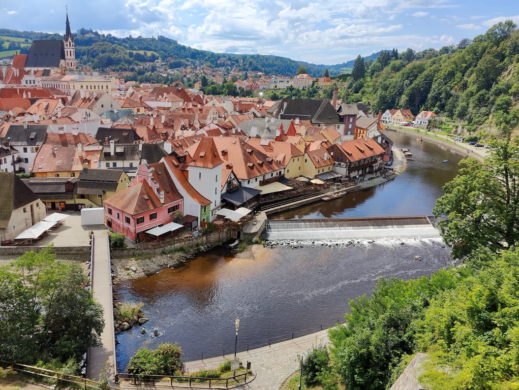 Češi sem jezdí na výlet a nestačí se divit. Město, kde káva stojí víc než oběd v Praze, ale bez češtiny