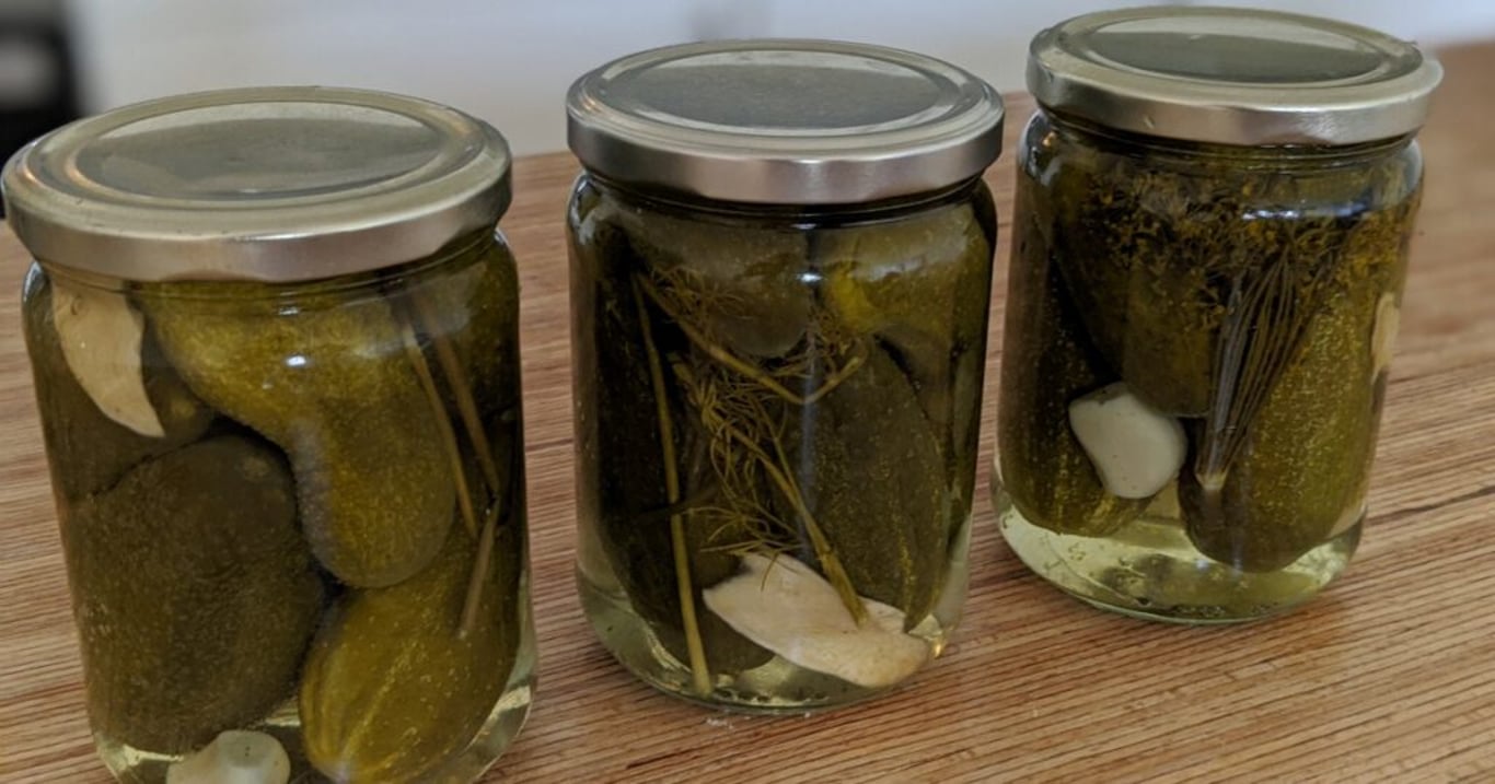 Lák od okurek už nikdy nevylévejte. Tyto zdravotní klíčové benefity vám mohou změnit život