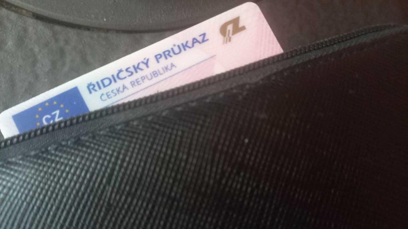 Určitá skupina řidičů se musí připravit na 3 nové změny v pravidlech pro řidičské průkazy. Koho se budou týkat?