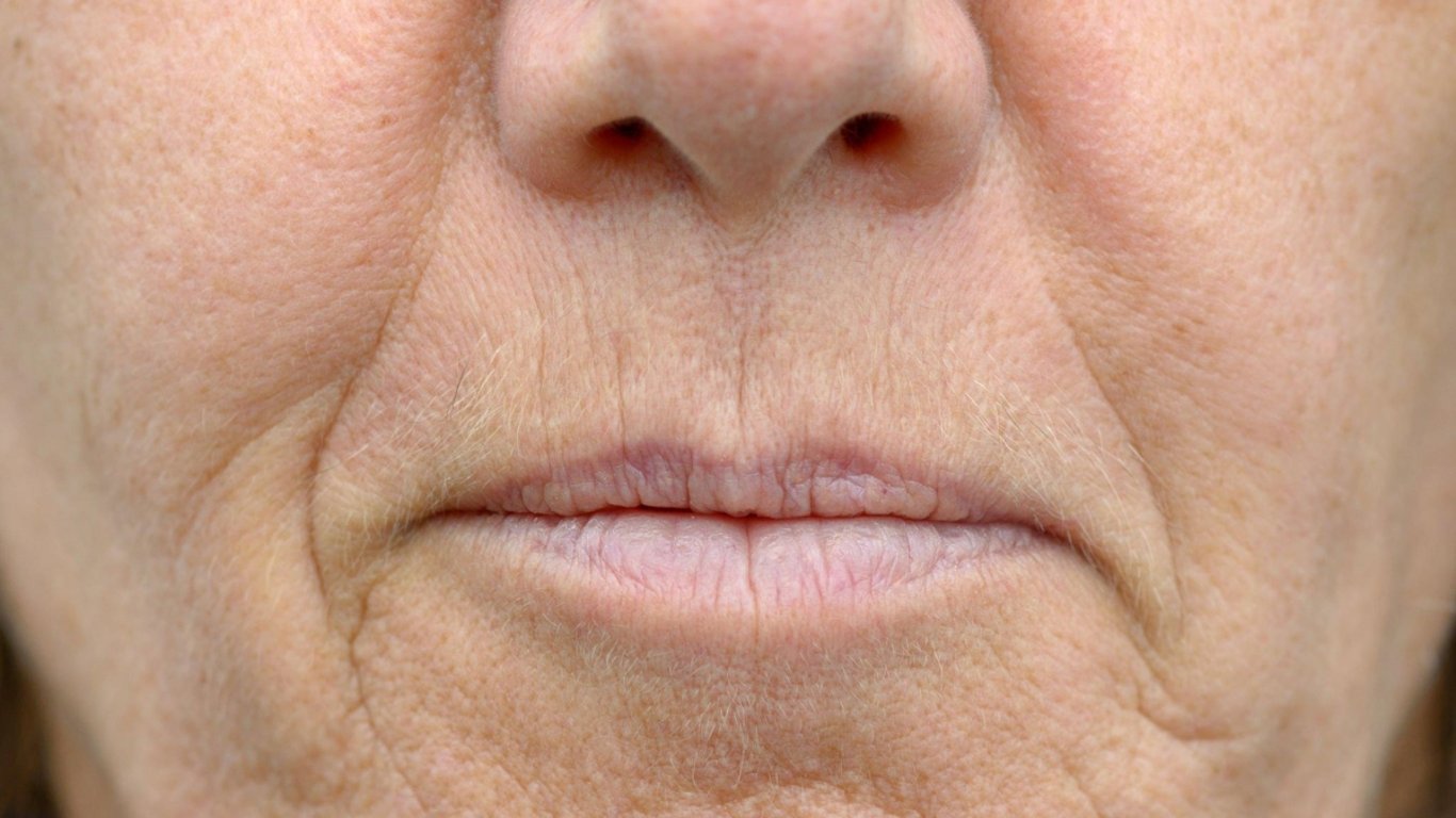 Kamarádka dermatoložka mi dala radu nad zlato. Obyčejná kostka ledu dokáže s vráskami zázraky, a to i na zadní straně krku