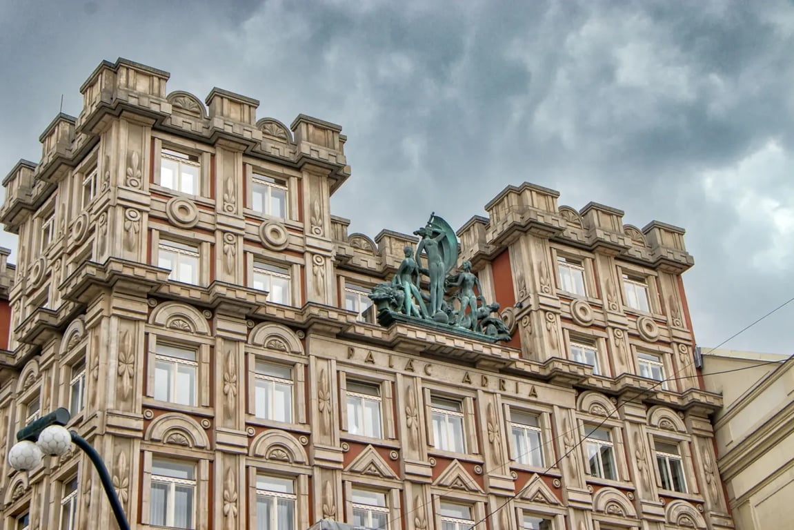 Praha má mnohem krásnější a slavnější orloj než Staroměstský. Cizinci k nám jezdí kvůli němu, Češi o něm neví