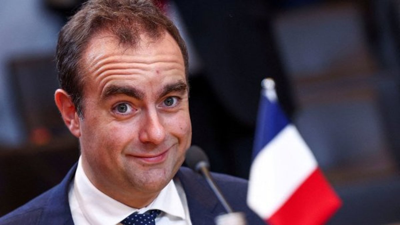 Nový francouzský premiér podal demisi dřív, než začala pracovat jeho vláda. Euro prudce klesá