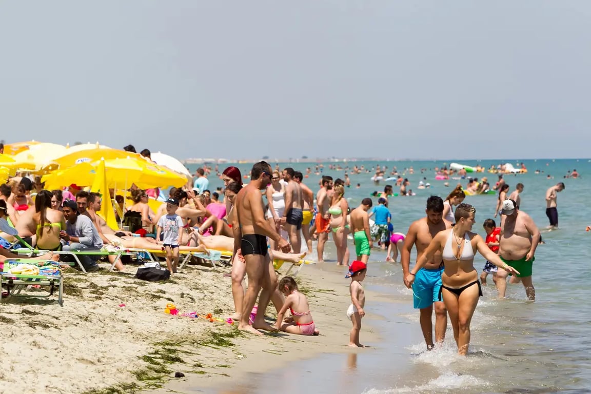 Český turista skočil do moře v Řecku. Následně ucítil bodnutí a na kůži našel něco děsivého a pruhovaného