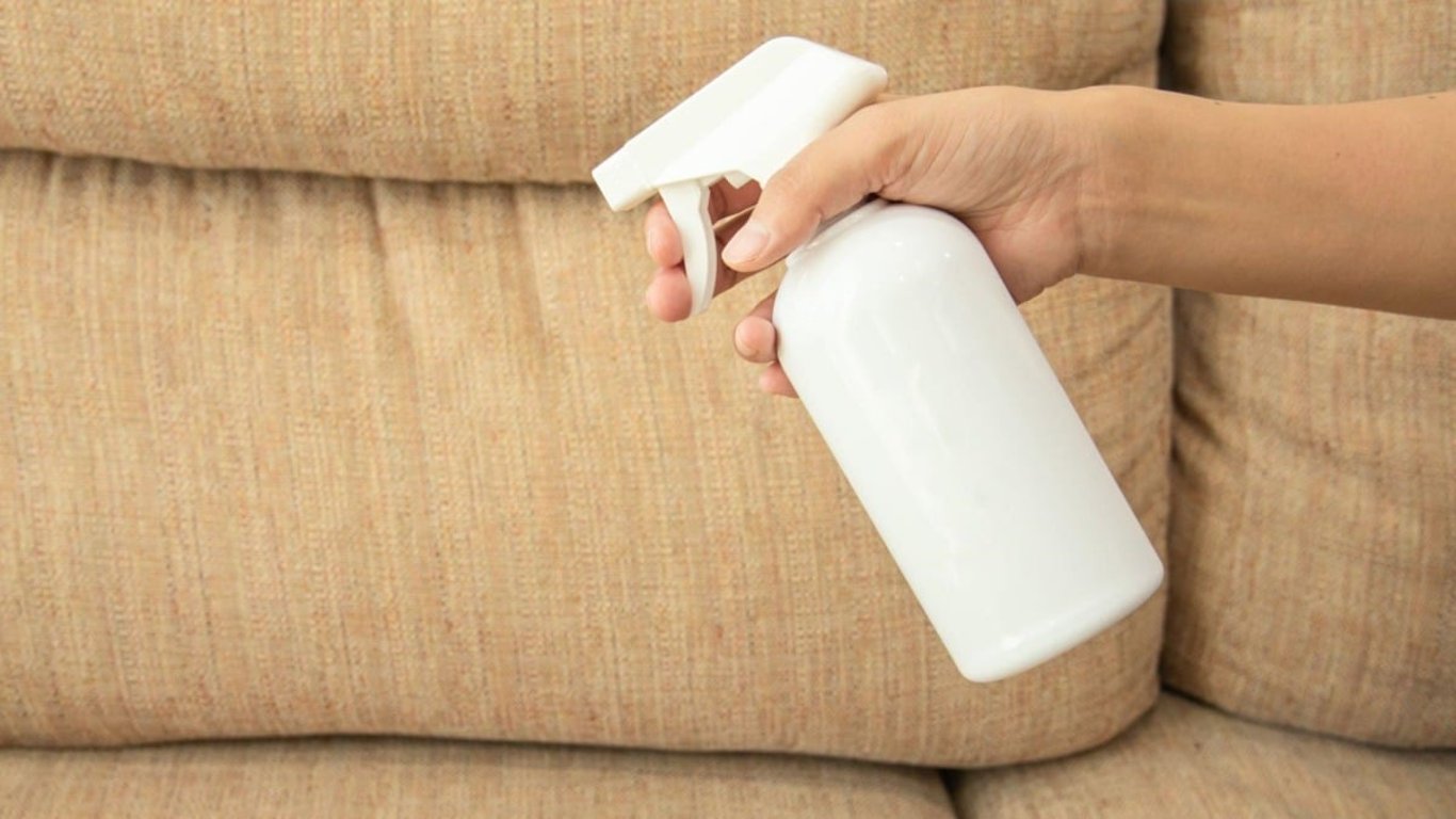 Kdepak na pití, alkohol je při úklidu malý zázrak. V mnoha případech překoná i ty nejdražší čisticí prostředky