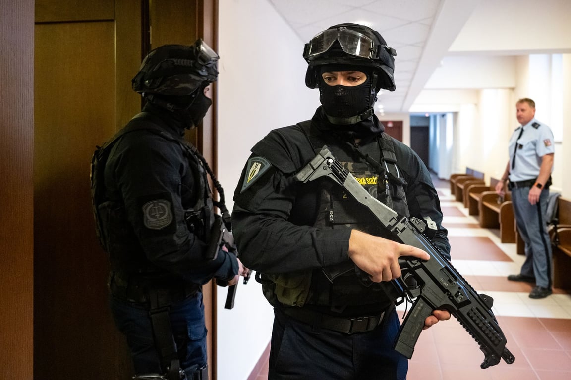 První se zeptal, kde jsou nože. Za vraždu prodavaček hrozí mladíkovi nejvýše 10 let
