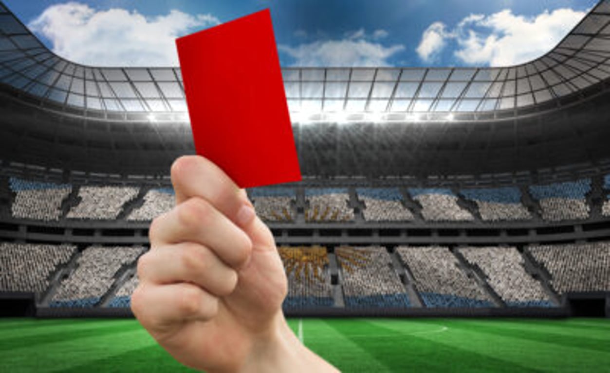 Brankář si spletl fotbal s MMA. Útočníkovi soupeře málem ukopl hlavu