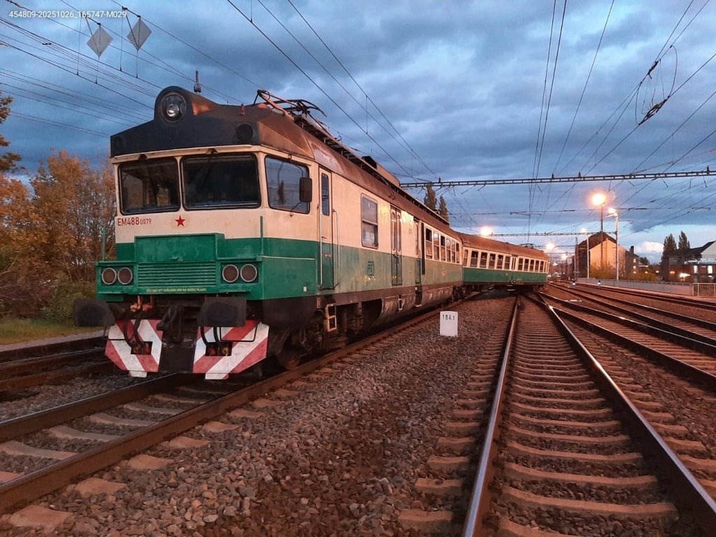 Vzpomínková jízda zastavila koridor. V Přerově vykolejil historický vlak