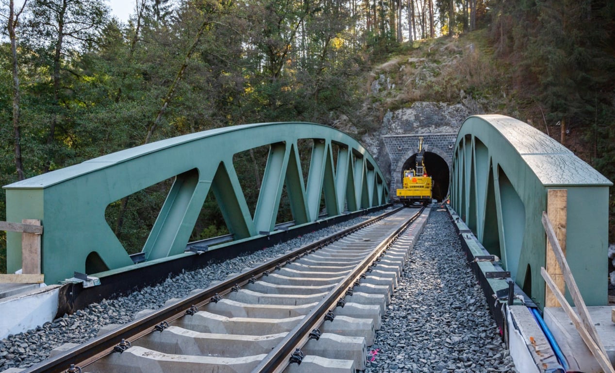 Na trať mezi Plzní a Žatcem se vrátily vlaky, staré mosty z roku 1872 nahradily nové