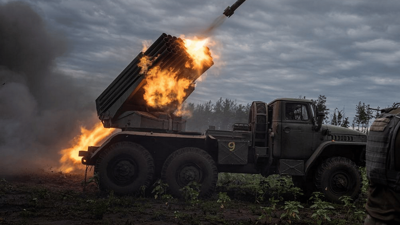 Video: dojde-li k úspěšnému naplánování akce, může ruský ujíždějící raketomet BM-21 Grad podlehnout jedinému zásahu pumou