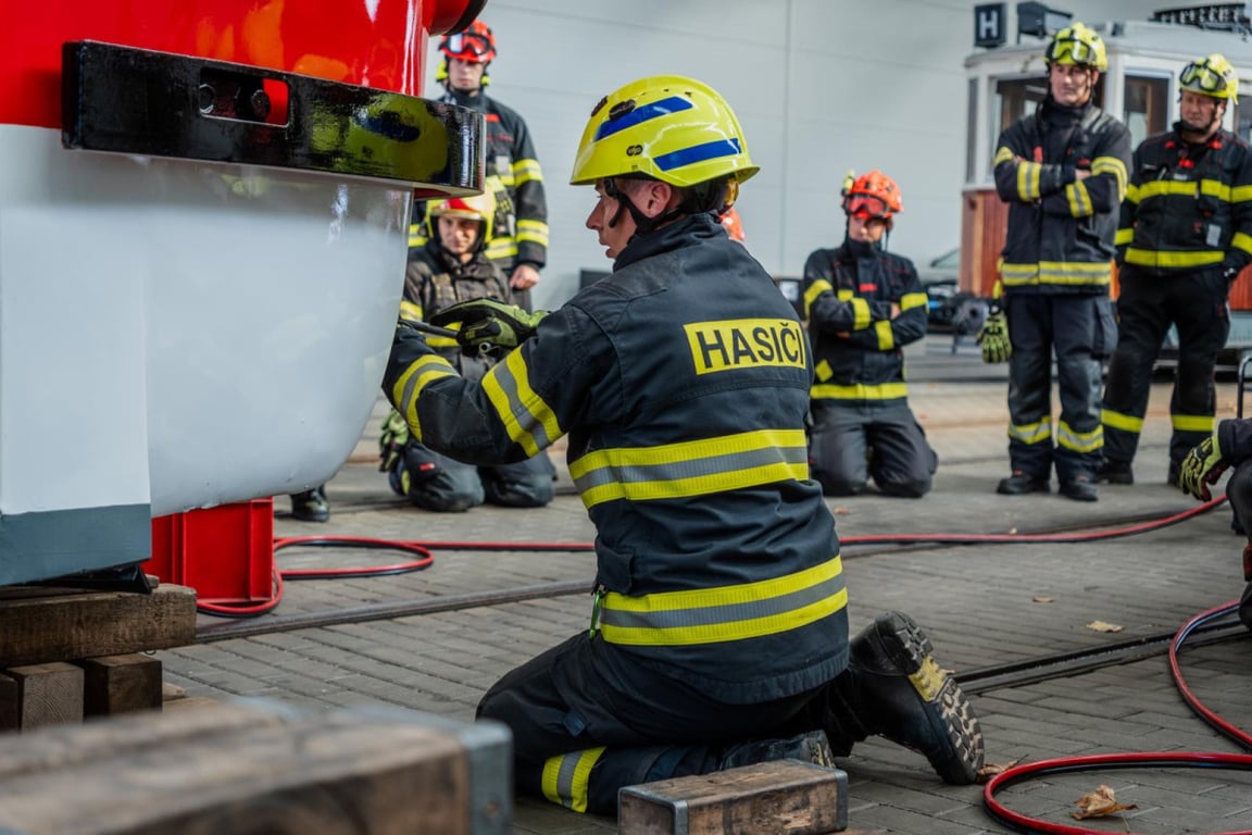 FOTO: Hasiči v Brně zvedali šaliny. Trénovali vyprošťování zaklíněných osob