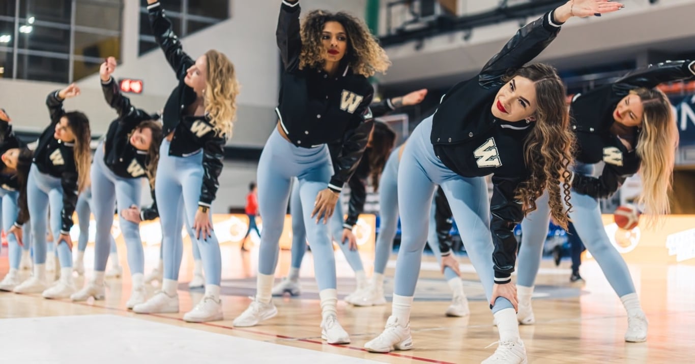 Od početné skupiny 80 tanečnic očekávali diváci hotové fiasko. Během pár vteřin všem spadla brada