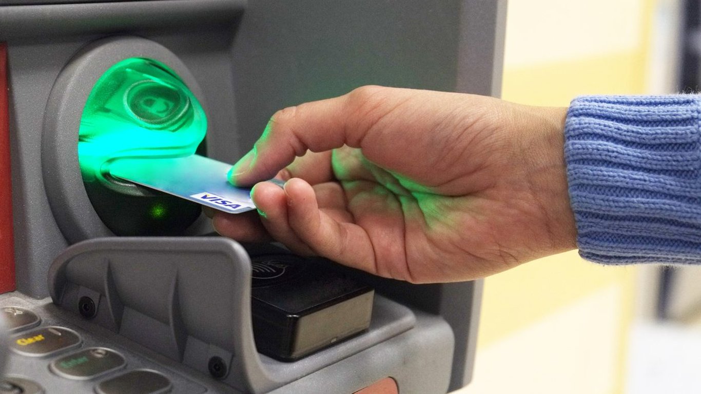 Oblíbená banka od ledna 2026 zavede mastné poplatky za výběry z bankomatu. Dotkne se to tisíců Čechů