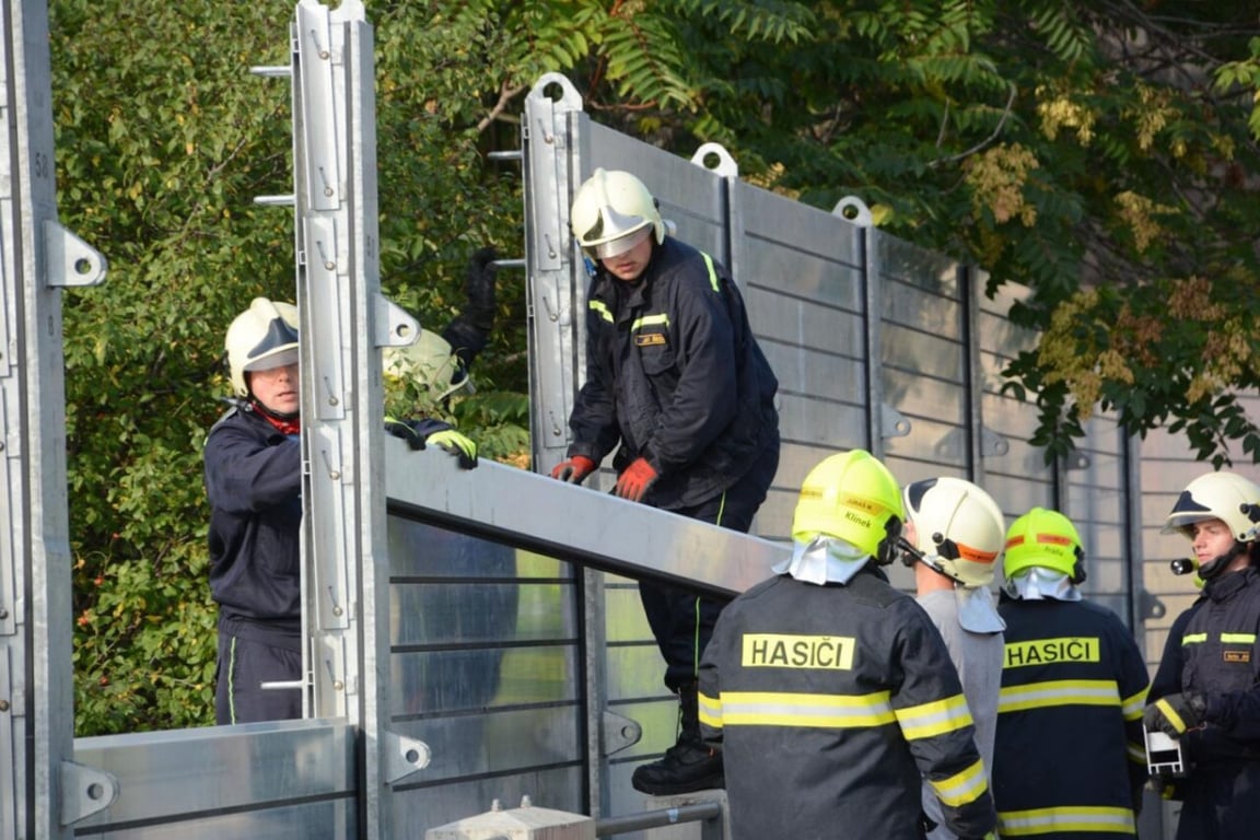 Cvičení proti povodním omezuje dopravu v Holešovicích. Zábrany vyrostly i u Stromovky