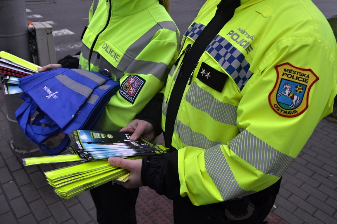 V černém jste pro řidiče skoro neviditelní. Ostravští strážníci se zaměří na bezpečí chodců