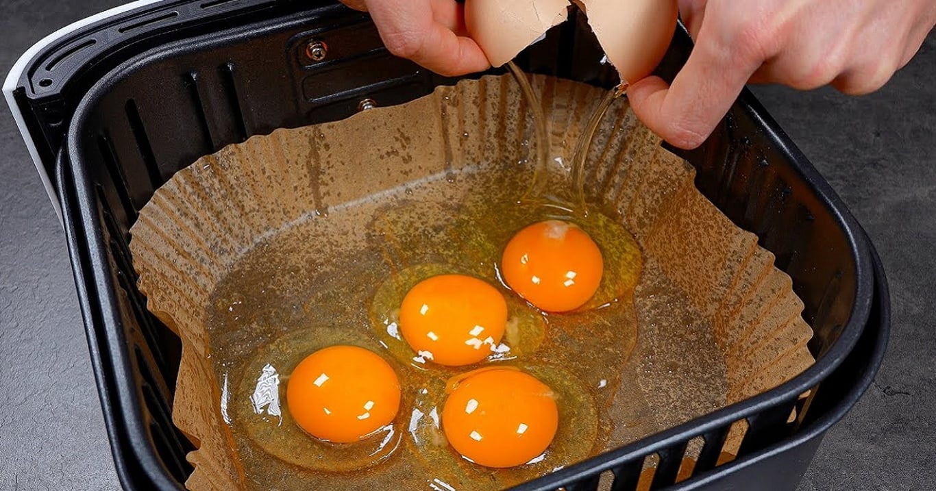 Nikdy se mi nepodařila udělat lepší vaječná omeleta. Škoda, že jsem na tento recept narazila až teď – je to vážně pochoutka