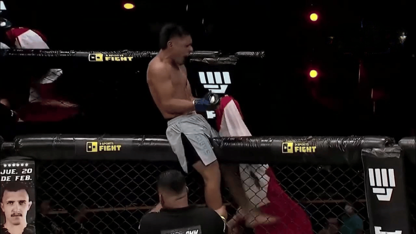 Spektakulární konec MMA zápasu. Bojovník ze soupeře udělal lidský vozembouch