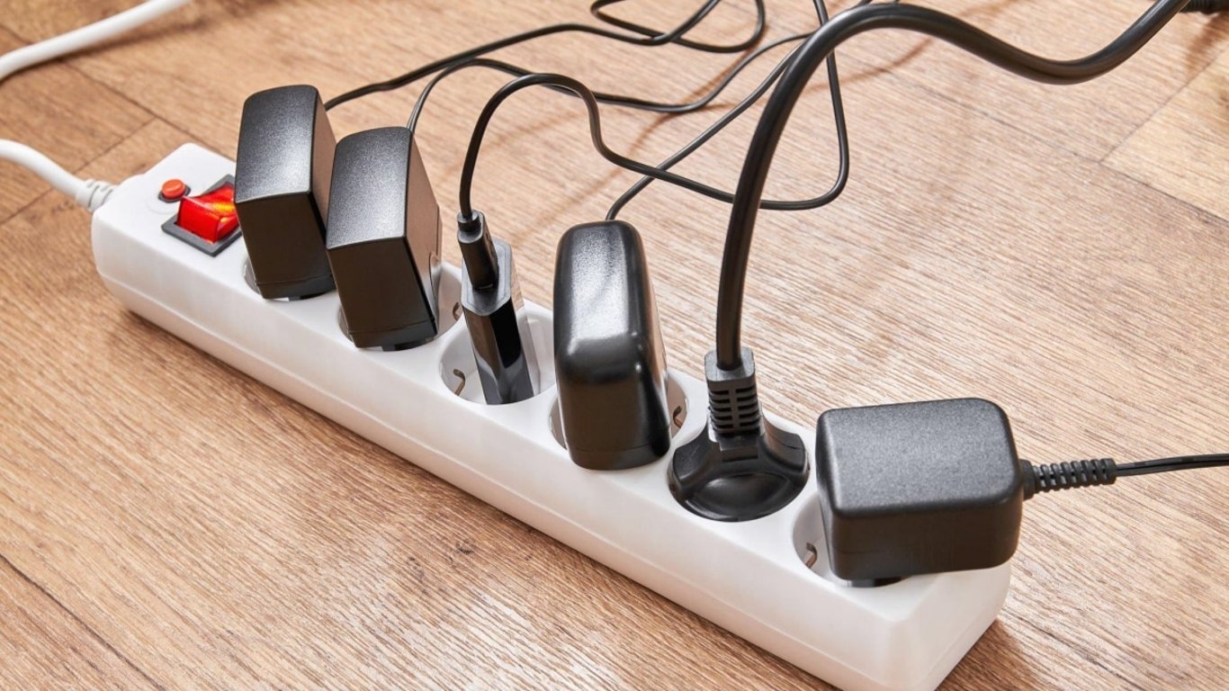 Riziko požáru číhá přímo v zásuvce. Existují spotřebiče, které do prodlužovačky prostě nepatří