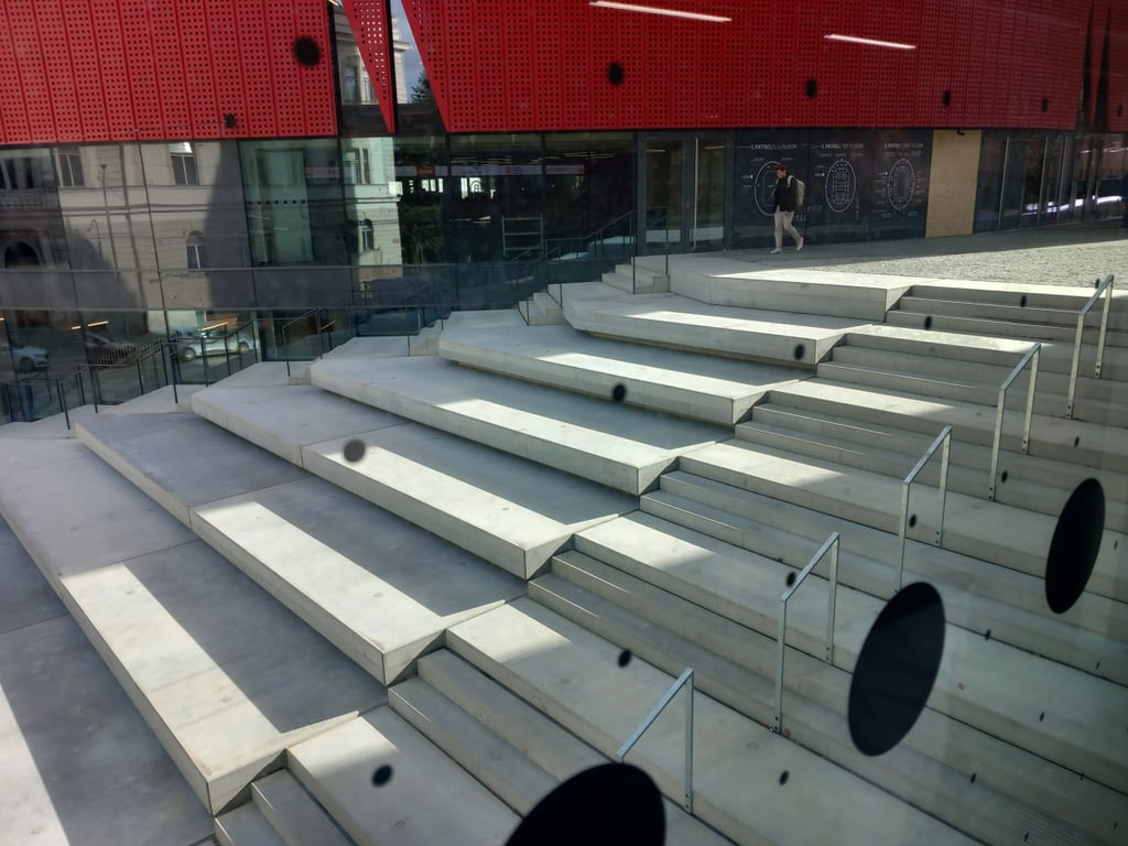 Pobytové schody u arény budou pro zamilované studenty, sportovce i módní policii