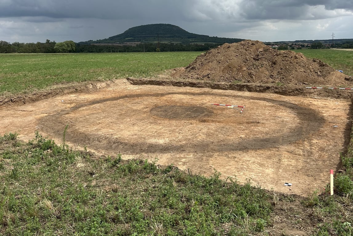 FOTO: Pravěká žena pod Řípem. Plzeňští archeologové odkryli hrob plný vzácností