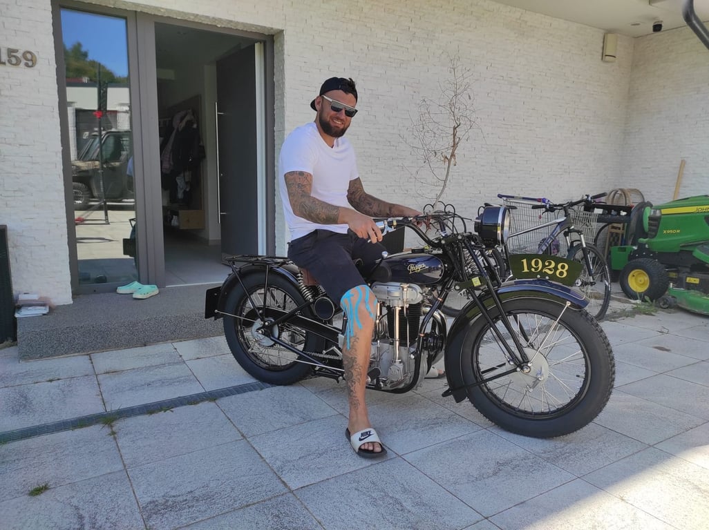 „Mám jen jedny ruce.“ Bývalý hokejista Hanzal z NHL pouští sbírku motorek Jawa a BMW