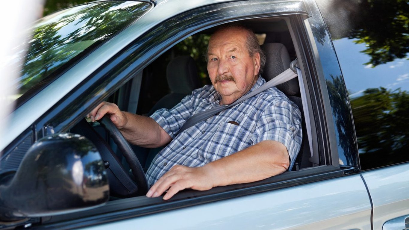 Nová pravidla pro seniory za volantem od ledna 2026: Kdo se jim nepodřídí, přijde o řidičák