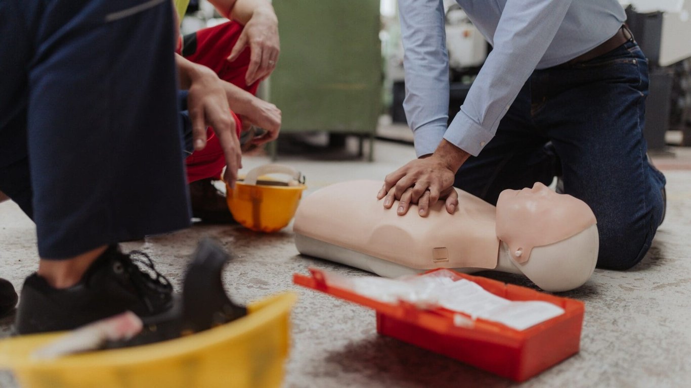 Jen 8 % lidí dokáže správně poskytnout první pomoc: Vyzkoušejte se