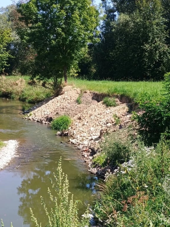 Neznámý pachatel zamořil chráněnou krajinnou oblast odpadem