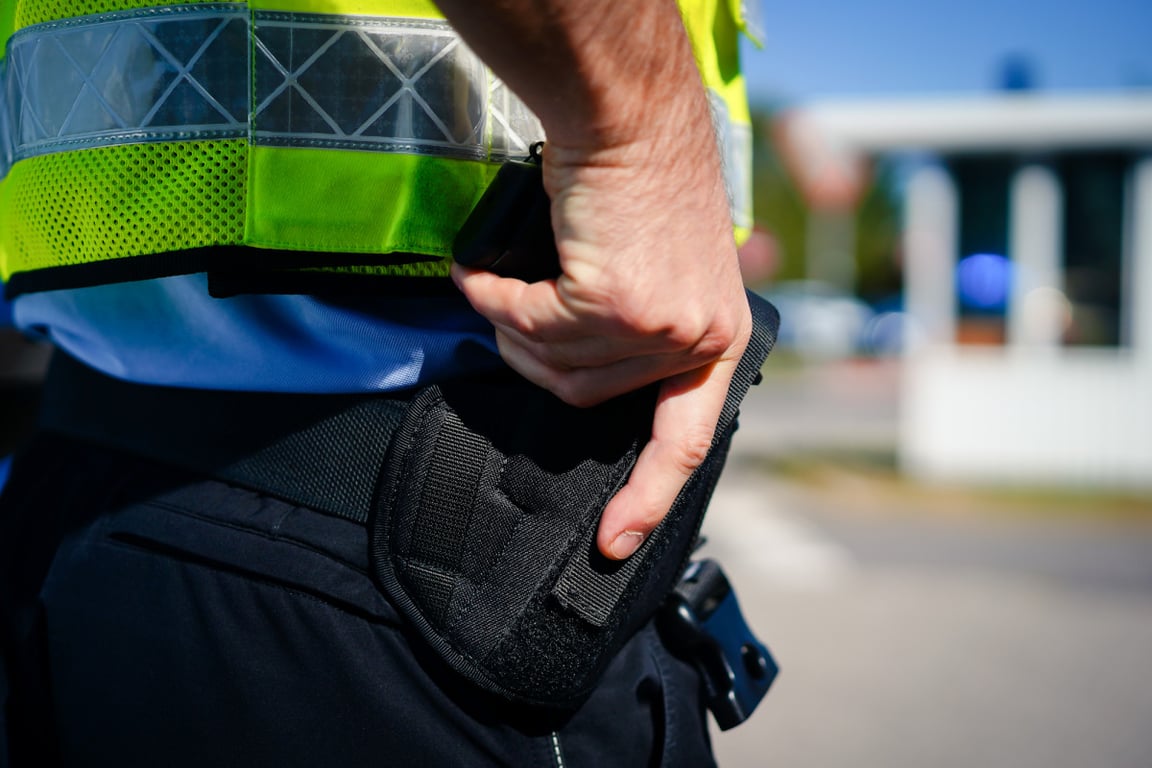 GIBS vyšetřuje policistu, který mimo službu zastřelil muže. Hledá svědky události