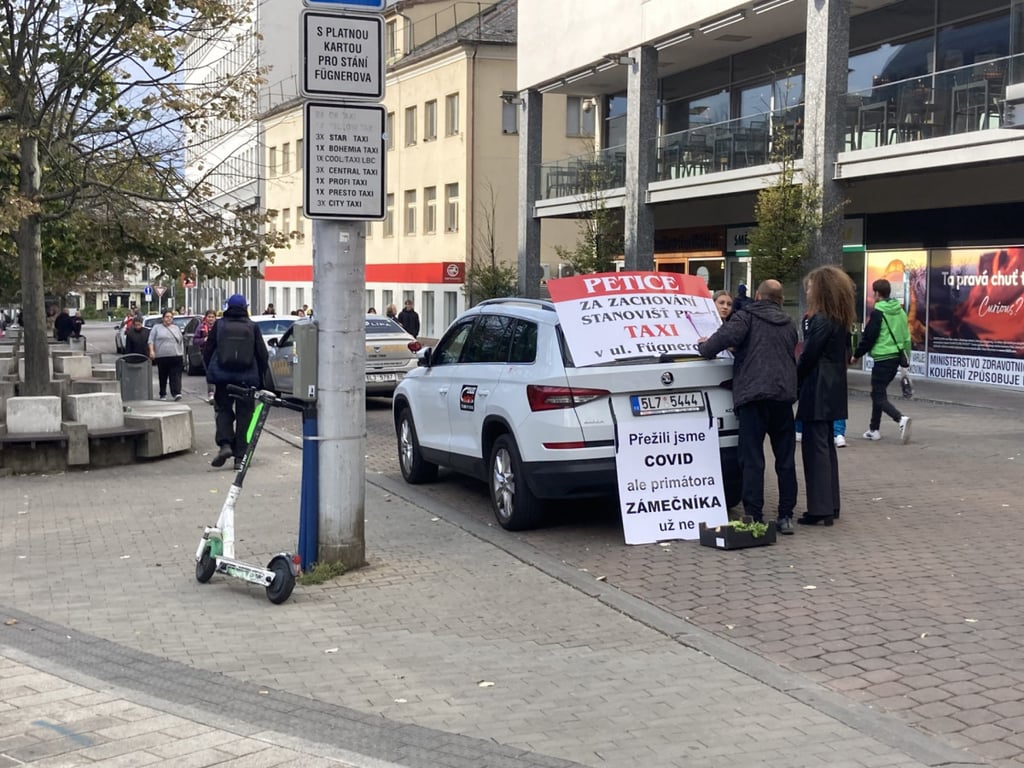 Petici pro zachování stání taxi u terminálu v Liberci podepsalo přes 4000 lidí