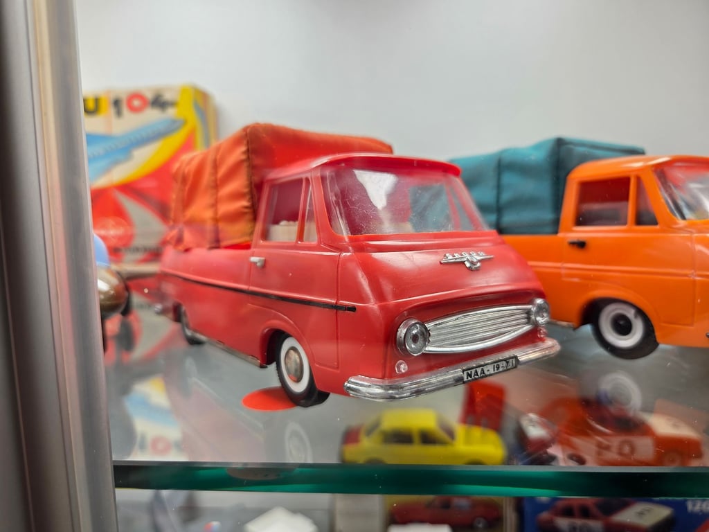 Nostalgická jízda do socialistického dětství. Takovou sbírku starých hraček nenajdete