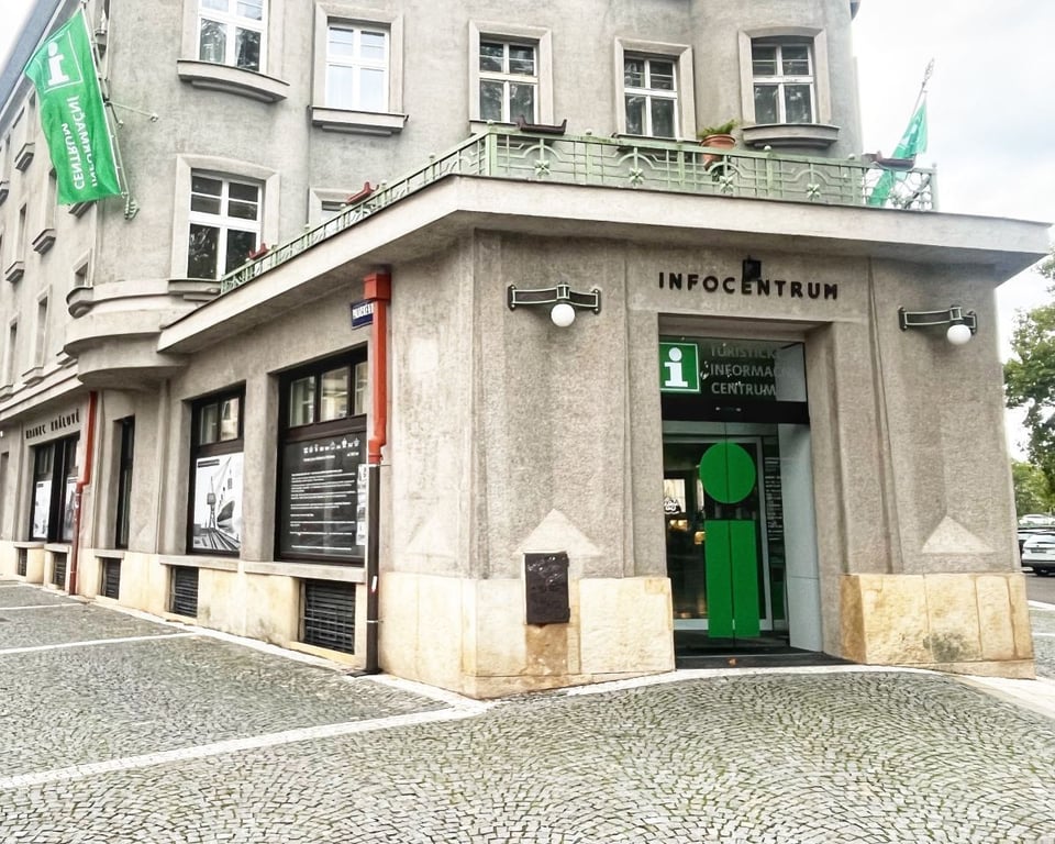 Lidé v Hradci nocovali před Infocentrem, aby ulovili limitovanou edici pamětních medailí